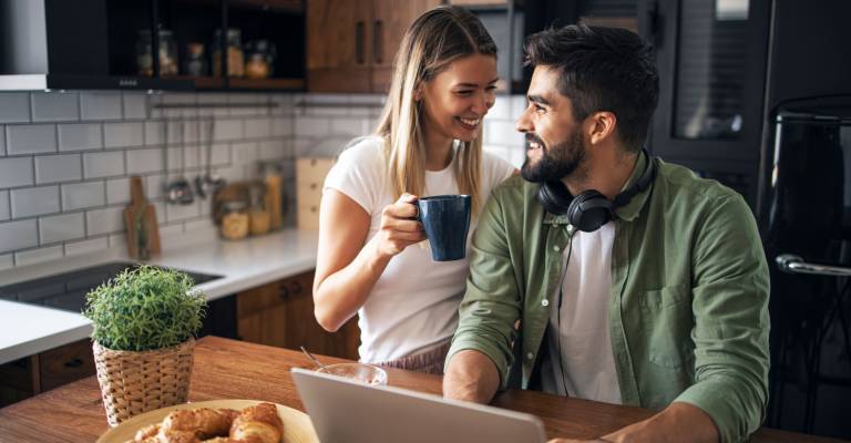 Man en vrouw samen in de keuken